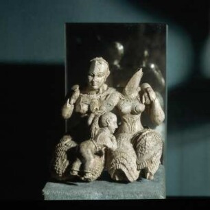 Athen, Archäologisches Nationalmuseum, ANM 7711, Vitv 30. Elfenbein-Trias, Wace 1939. 2 Frauen im Kret-Myk. Glockenrock, das Kind beschützend, 15.v. Unterstadt