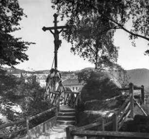 Aussichtspunkt mit einem Wegekreuz oberhalb von Karlsbad