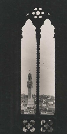 Florenz. Italien. Blick auf den, von 1299 bis 1314 errichteten, Palazzo Vecchio aus einem Fenster betrachtet