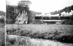 Lok 141 mit Packwagen, Brücke bei Veringendorf