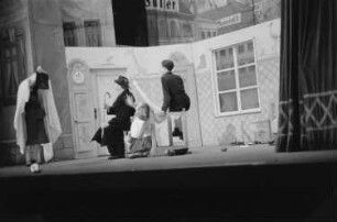 Szenenbilder aus dem Stück "Pünktchen und Anton" von Erich Kästner, aufgeführt bei einem Gastspiel in der Jugendbühne in der Scala in Berlin