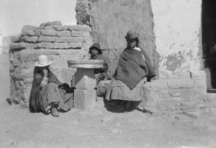 Gruppe von indigenen Südamerikanerrinen (Sammlung Richard Wegner 1869/1931 – Forschungsreise zum Sonnentor von Tiahuanaco 1927-1929)