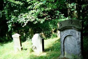 jüdischer Friedhof, drei Grabsteine, davon einer schmuckvoll