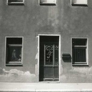 Oederan, Chemnitzer Straße 10. Wohnhaus (E. 19. Jh.). Haustür und Fenster (EG)