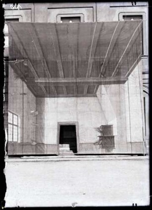 Schloßtheater; Kulisse, Stube mit Ofen