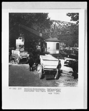 Berlin-Kreuzberg, Hafenplatz, Ausladen von Kalk