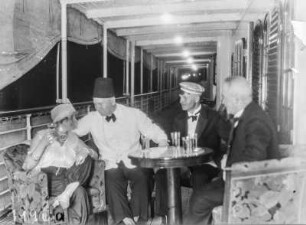 Tischgesellschaft : Tischgesellschaft an Deck eines Schiffes