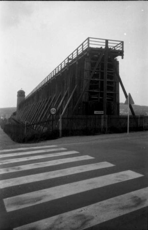 Bad Nauheim-Schwalheim. Gradierbau V mit Turm einer ehemaligen Windmühle. Ansicht über eine Straße