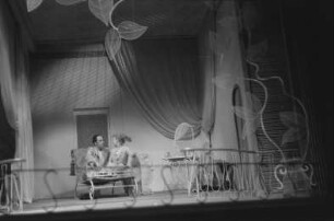 Szenenbilder aus der Komödie "Amphitryon 38" von Jean Giraudoux im Theater am Kurfürstendamm in Berlin : Szene mit Edda Seippel