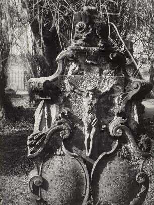 Grabmal für Johann Meister (?) : Grabmal für Johann Meister (?), Sandstein. Teilansicht. Leipzig-Thekla, Friedhof