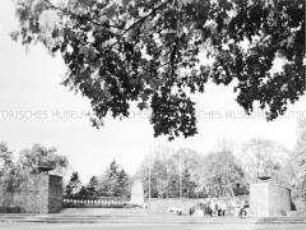Eine Schulklasse besucht die Gedenkstätte der Sozialisten auf dem Zentralfriedhof Friedrichsfelde in Berlin (Ost)