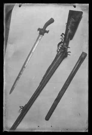 Säbel mit Scheide und Gewehr (Langwaffe)
