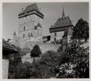 Das hunderttürmige Prag, Burg Karlstein, Blick vom Burgbrunnen auf die Burg