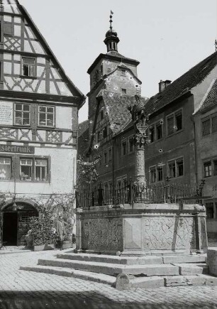 Rothenburg ob der Tauber, Kapellenplatz : Rothenburg ob der Tauber. Kapellenplatz mit Gasthaus "Meistertrunk" gegen Weißen Turm. Seelbrunnen. Stein, Schmiedeeisen