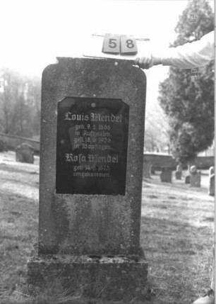 Grabstein 58 (Index: 100008845) Maße HxBxT: 130x54x18 cm Besonderheit: kulturhistorisch wertvoll / hist.-wiss. Gründe (Rosa: Schoah-Opfer); - Doppelgrab (für Eheleute?): Grabstein 58