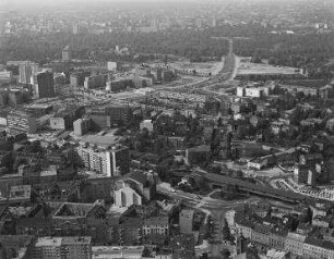 Luftaufnahme, Blick von Nord-Osten über die Wohnbebauung am Nollendorfplatz Richtung Tiergarten. Berlin-Schöneberg, Nollendorfplatz