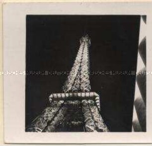 Paris, Weltausstellung, Der Eiffelturm im Scheinwerferlicht