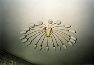Zimmerdecke mit Deckenlampe