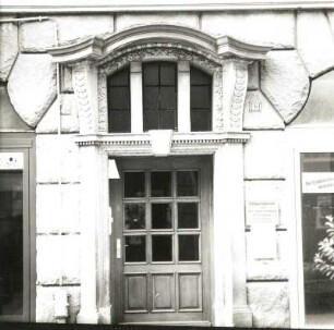 Cottbus, Spremberger Straße 42/43. Wohn-und Geschäftshaus (ehem. Verlagshaus "Cottbuser Anzeiger", um 1905/10). Portal