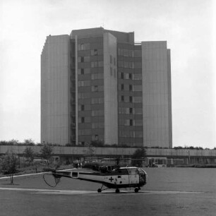 Ludwigshafen-Oggersheim, Ludwig-Guttmann-Straße 13. Berufsgenossenschaftliche Unfallklinik. Hubschrauber auf dem Landeplatz vor der Klinik