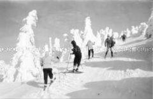 Skifahrer aus der DDR im Winterurlaub im Polnischen Riesengebirge