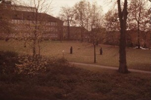 Ausstellungseröffnung "Plastiken, Aquarelle, Radierungen" (Rolf Goerler): Stormarnhaus: Nordseite: Skulpturen