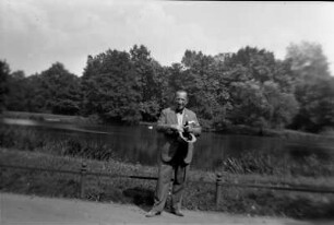 Theodor Blumer (1881-1964; Komponist, Dirigent). Fotografie im Freien, Leipzig 1937