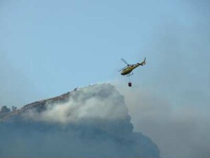 Positano - Waldbrandbekämpfung : Hubschrauber und Löschflugzeuge versuchen bei Positano 2004 einen Waldbrand zu bekämpfen