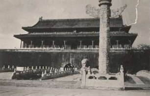Peking, China. Verbotene Stadt (seit 1987 UNESCO-Weltkulturerbe). Kaiserlicher Palast, Haupteingang, davor skulpierte Steinsäule (Drachensäule)