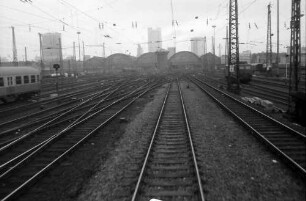 Frankfurt: Ausfahrt: Bahnhofshallen