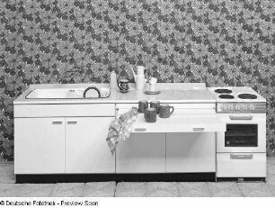 Schrankteil der Flachstrecke : Anbauküche (1973; VEB Möbelfabrik Salzwedel). Spüle, Schrankteil der Flachstrecke und Elektroherd