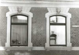 Markneukirchen, Lessingstraße 7. Wohnhaus (um 1890). Erdgeschoßfenster