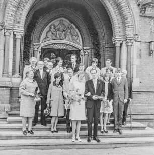 Hochzeit : Bautzen. Hochzeitsgesellschaft vor dem Portal der Maria-Martha-Kirche, August-Bebel-Platz