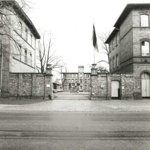 Cottbus, Karl-Liebknecht-Straße / Ecke Lausitzer Straße. Infanteriekaserne der Bundeswehr (1886). Straßenansicht der Toranlage gegen Hauptgebäude im Hof