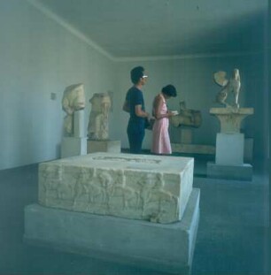 Athen. Kerameikos-Museum. Besucher beim Betrachten der Ausstellungsobjekte
