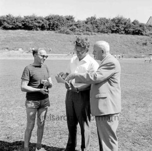 Kreissportverband Stormarn e.V.: Travestadion: Kreismeisterschaft der Leichtathletik: Kampfrichter Gustav Rauch und Hans Goldbeck