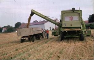 Fotografie: Erntetechnik, Mähdrusch, Mähdrescher selbstfahrend, Korntank, Transport