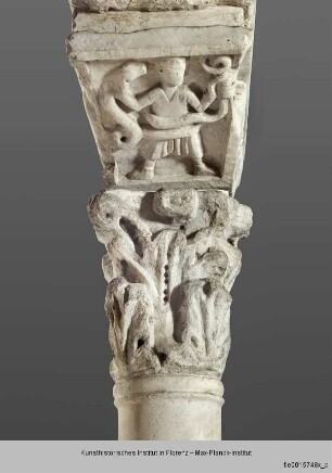 Kapitell und Kämpferaufsatz mit Figuren, Tieren und Drachen