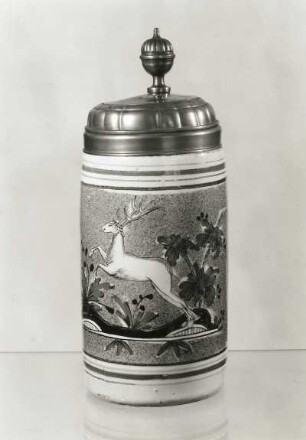 Walzenkrug : Walzenkrug (mit Deckel). Fayence, bemalt; H. 23,9 cm. Erfurt (?), M. 18. Jh. Dresden: Kunstgewerbemuseum 43207