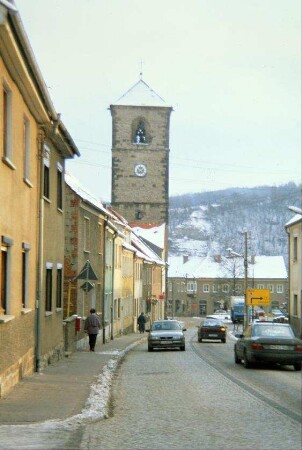 Straßenzug, am Ende Turm der Kirche