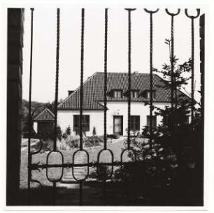 Garten am Landhaus van Beek am Seddiner See: Blick durch Tor auf das Haus Eingangsseite
