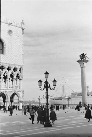 Reisefotos Italien. Venedig. Teilansicht des Dogenpalastes (Palazzo Ducale) (Umbau 1340-1484). Fassade zur Piazzetta (Umbau 1424 ) und Säule mit Markuslöwen (Colonne di Marco) auf dem Piazetta