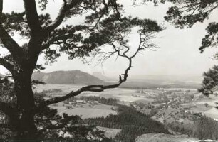 Sächsische Schweiz. Kleinhennersdorfer Stein und Kleinhennersdorf. Blick vom Kohlbornstein nach Nordwest