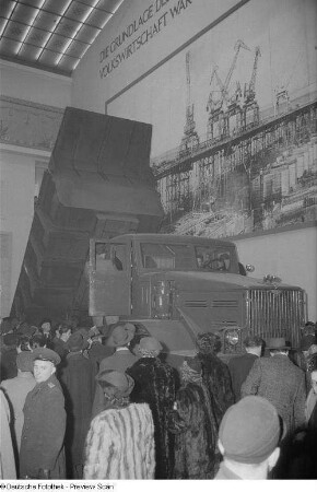Besucher vor einem sowjetischen Lastkraftwagen des Typs GAZ-51