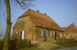 ehemaliges Gut Trenthorst-Wulmenau: Trenthorst 5: Landarbeiterhaus: traufständiges Wohn-Stall-Haus: an Straßenfront Eingangstür: an Giebelseite Stalltür