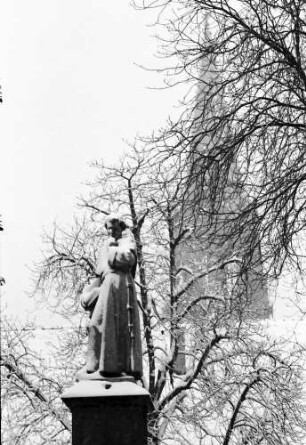 Freiburg: Vom Rathauseingang Berthold Schwarz-Denkmal