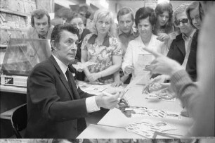 Autogrammstunde des Schauspielers und Chansonniers Jean Claude Pascal in der Bettenabteilung des Kaufhauses Hertie