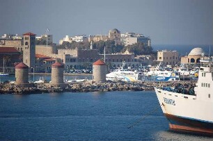Rhodos-Stadt - Hafenanlagen : Hafen von Rhodos-Stadt, Blick auf das Zentrum, vorn drei historische Windmühlen, aufgenommen 2006