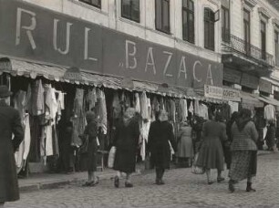 Bukarest. Straße mit Basar im Stadtzentrum
