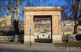 Potsdam, Park Sanssouci, Winzerberg, Triumphtor und Terrassenanlage.